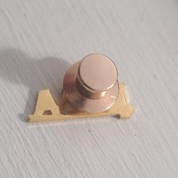 🇺🇸 Iowa IA Vintage Gold Lapel Pin Tie Tack Brooch - Hawkeye State University - Picture 4 of 5